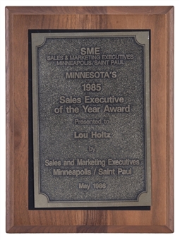 1986 Sales and Marketing Executive Minneapolis/St. Paul Sales Executive of the Year Award Presented To Lou Holtz (Holtz LOA)